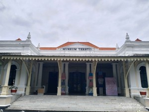 Serunya Membatik dan Mencoba Kebaya Pakai AI di Museum Tekstil