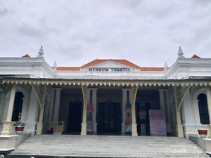 Serunya Membatik dan Mencoba Kebaya Pakai AI di Museum Tekstil