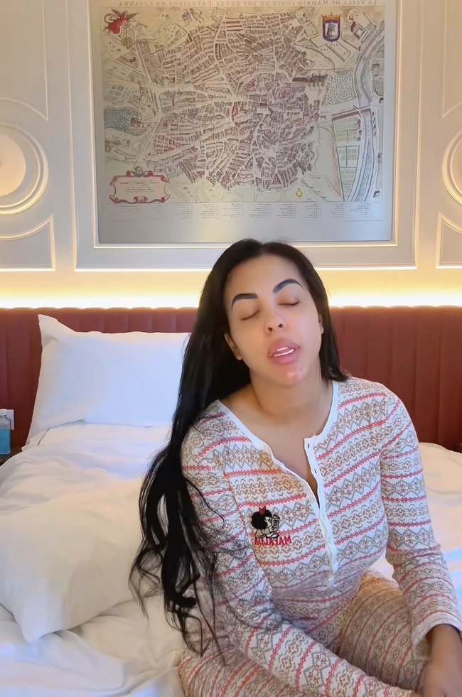 Victoria yang berasal dari Barcelona mengaku sering dituduh menggunakan filter berlebihan atau bahkan teknologi AI demi menyerupai Georgina Rodríguez. Menanggapi tudingan tersebut, ia pun mengambil sampai membuat video tanpa makeup.  Foto: dok. TikTok