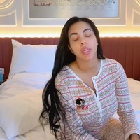 Victoria yang berasal dari Barcelona mengaku sering dituduh menggunakan filter berlebihan atau bahkan teknologi AI demi menyerupai Georgina Rodríguez. Menanggapi tudingan tersebut, ia pun mengambil sampai membuat video tanpa makeup.  Foto: dok. TikTok