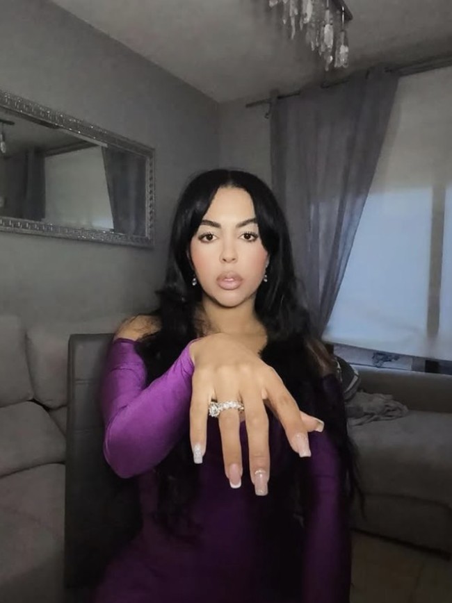 Dalam kesehariannya, Victoria bekerja sebagai staf administrasi sekaligus teknisi keselamatan dan kesehatan kerja. Namun, popularitas mendadak ini membuka kemungkinan baru baginya untuk mengikuti jejak sang “kembaran” sebagai influencer.  Foto: dok. TikTok