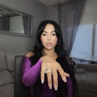 Dalam kesehariannya, Victoria bekerja sebagai staf administrasi sekaligus teknisi keselamatan dan kesehatan kerja. Namun, popularitas mendadak ini membuka kemungkinan baru baginya untuk mengikuti jejak sang “kembaran” sebagai influencer.  Foto: dok. TikTok