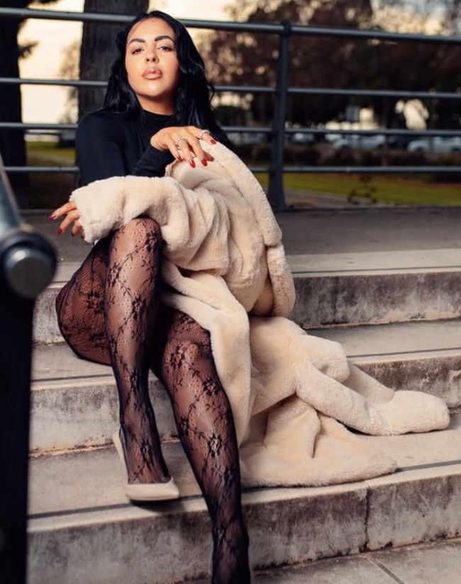 Rambut hitam, bentuk bibir yang tegas, hingga gaya elegan Victoria sukses memikat ribuan pengguna TikTok. Dalam waktu hanya satu bulan, ia telah mengumpulkan lebih dari 80 ribu pengikut di TikTok dan beberapa ribu lainnya di Instagram. Victoria banjir pujian karena kecantikannya disamakan dengan Georgina.  Foto: dok. TikTok