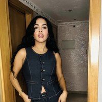 “Orang-orang memang sering mengatakan kami mirip, dan saya selalu menjawab, ‘Ya, memang agak mirip.’ Tapi saya tidak pernah menyangka kemiripannya dianggap sejauh itu,” akunya.  Foto: dok. TikTok