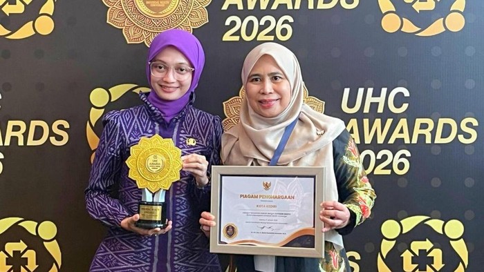Vinanda Prameswati saatmenerima UHC Award 2026 usai JKN di Kota Kediri mencapai 99,21%.