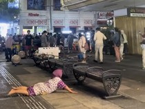 Pedagang Sate Malioboro Guling-Guling di Pedestrian Saat Dirazia Satpol PP