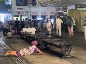 Pedagang Sate Malioboro Guling-Guling di Pedestrian Saat Dirazia Satpol PP