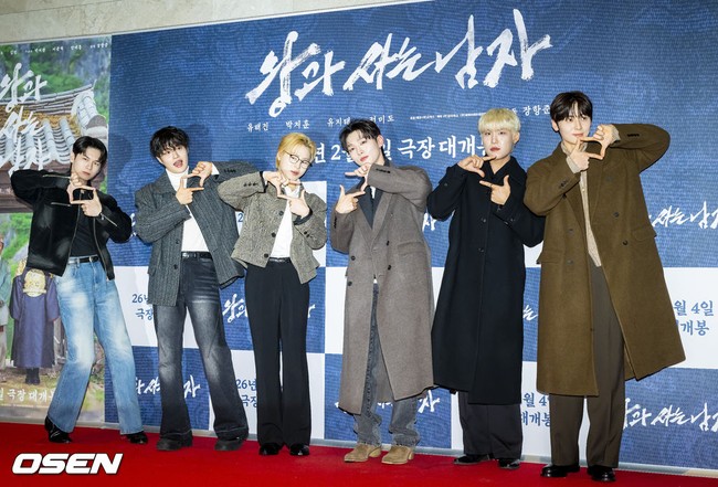 Tak kalah gemas, mereka menirukan pose aegyo jeojang andalan Park Ji Hoon sejak ikut program Produce 101 Season 2. Foto: Instagram