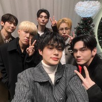 Wanna One is back! Para personel hadir di acara premiere film The Man Who Loves The King. Mereka kompak memberikan dukungan untuk rekannya Park Ji Hoon. Foto: Instagram