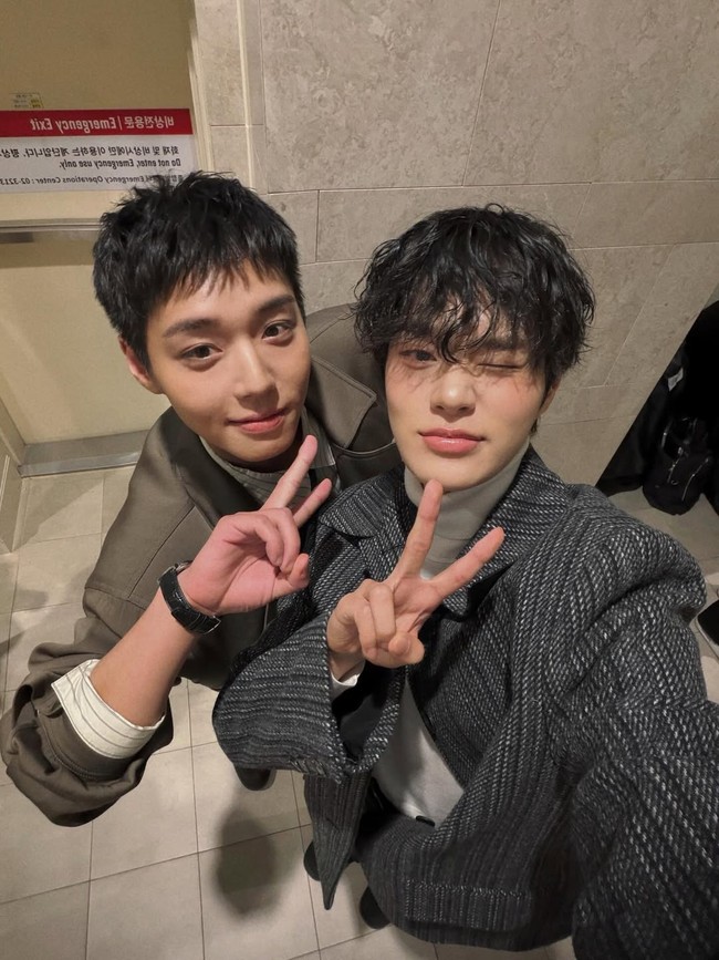 Lee Dae Hwi tak lupa membagikan selfie bersama bintang film The Man Who Loves The King, Park Ji Hoon yang manglingi dengan rambut baru dan turun 15 kg. Foto: Instagram