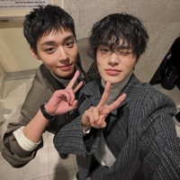 Lee Dae Hwi tak lupa membagikan selfie bersama bintang film The Man Who Loves The King, Park Ji Hoon yang manglingi dengan rambut baru dan turun 15 kg. Foto: Instagram