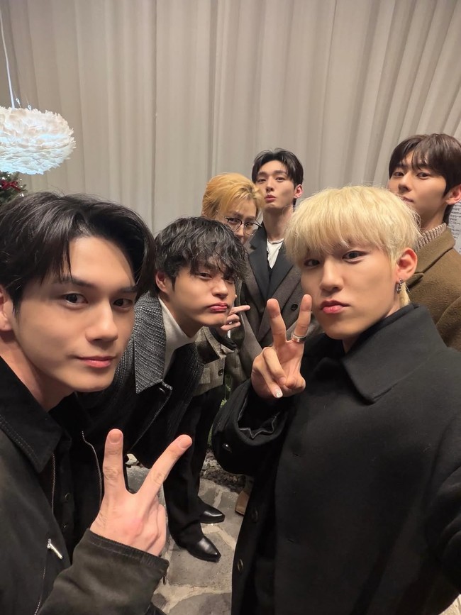 Tampak Ong Seung Woo, Lee Dae Hwi, Ha Sung Woon, Yoon Ji Sung, Park Woo Jin, dan Hwang Min Hyun berpose di red carpet, kompak berbalut busana monokrom. Foto: Instagram