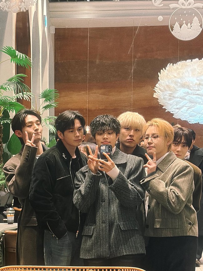 Kehadiran keenam personel menandakan comeback Wanna One semakin dekat. Di awal 2026, Mnet mengumumkan Wanna One mempersiapkan sebuah reality show untuk mengobati kangen Wannables. Foto: Instagram