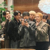 Kehadiran keenam personel menandakan comeback Wanna One semakin dekat. Di awal 2026, Mnet mengumumkan Wanna One mempersiapkan sebuah reality show untuk mengobati kangen Wannables. Foto: Instagram