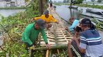 Warga Lamongan Bangun Jembatan Darurat dari Bambu di Banjir Bengawan Jero