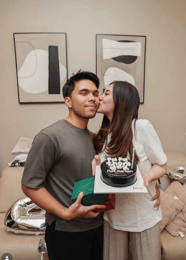 Tepat pada 29 Januari Thariq berulang tahun yang ke-27. Merayakan hari bahagia tersebut, Aaliyah terlihat memberikan kado dan kejutan spesial untuk suami tercinta. Foto: Instagram/@aaliyah.massaid