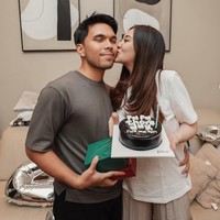 Tepat pada 29 Januari Thariq berulang tahun yang ke-27. Merayakan hari bahagia tersebut, Aaliyah terlihat memberikan kado dan kejutan spesial untuk suami tercinta. Foto: Instagram/@aaliyah.massaid