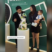 Gaya Santai Aaliyah Massaid Beri Suami Kejutan Ultah, Sambil Gendong Anak