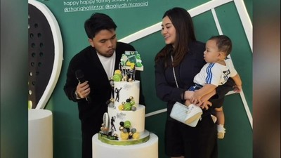 Gaya Santai Aaliyah Massaid Beri Suami Kejutan Ultah, Sambil Gendong Anak