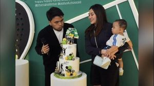 Gaya Santai Aaliyah Massaid Beri Suami Kejutan Ultah, Sambil Gendong Anak