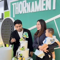 Tampil santai, Aaliyah terlihat simpel kenakan kemeja lengan panjang navy dengan celana pendek hitam. Melengkapi penampilan simpelnya, rambut Aaliyah juga tampak hanya dibiarkan terurai. Foto: Instagram/@aaliyah.massaid