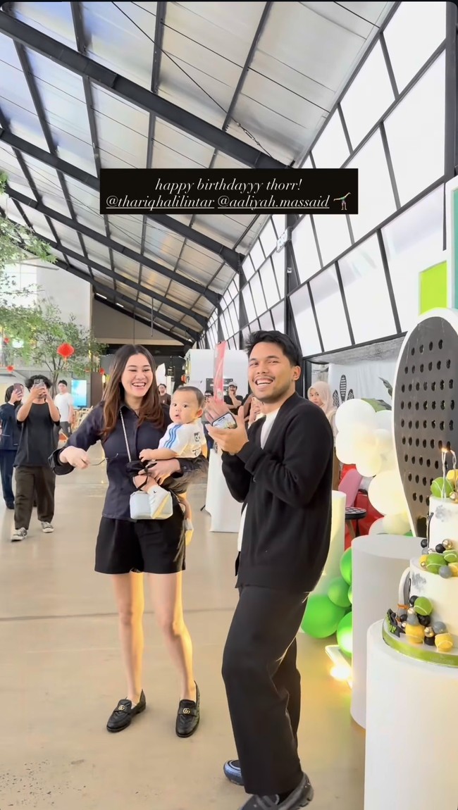 Pancarkan pesona mahmud, Aaliyah terlihat sambil menggendong putranya, baby Arash. Bikin gemas, baby Arash tampak mengenakan kaos putih dengan garis-garis biru di bagian lengannya. Foto: Instagram/@aaliyah.massaid