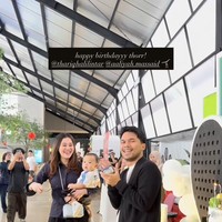 Pancarkan pesona mahmud, Aaliyah terlihat sambil menggendong putranya, baby Arash. Bikin gemas, baby Arash tampak mengenakan kaos putih dengan garis-garis biru di bagian lengannya. Foto: Instagram/@aaliyah.massaid