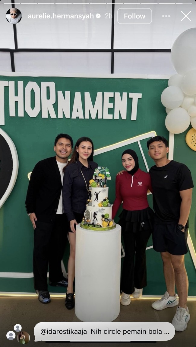 Kakak ipar Thariq, Aurel Hermansyah juga turut hadir. Aurel hadir bersama adiknya, Azriel. Sesuai dengan tema acara, Aurel dan Azriel tampak mengenakan busana olahraga. Foto: Instagram/@aaliyah.massaid