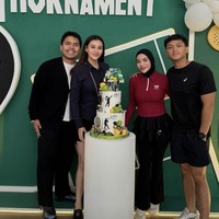 Kakak ipar Thariq, Aurel Hermansyah juga turut hadir. Aurel hadir bersama adiknya, Azriel. Sesuai dengan tema acara, Aurel dan Azriel tampak mengenakan busana olahraga. Foto: Instagram/@aaliyah.massaid