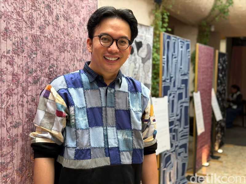 Adrie Basuki Rilis Art Wall dari Kain Daur Ulang