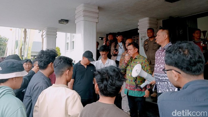 Jarang Ngantor, Koalisi Mahasiswa Sumsel Minta Kadisdik Palembang Dicopot