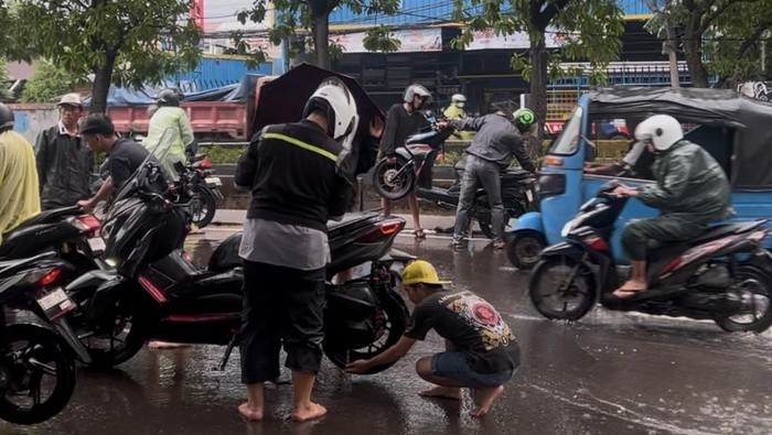 Jalan Daan Mogot Banjir Seharian, Warga Sukarela Bantu Dorong Kendaraan Mogok