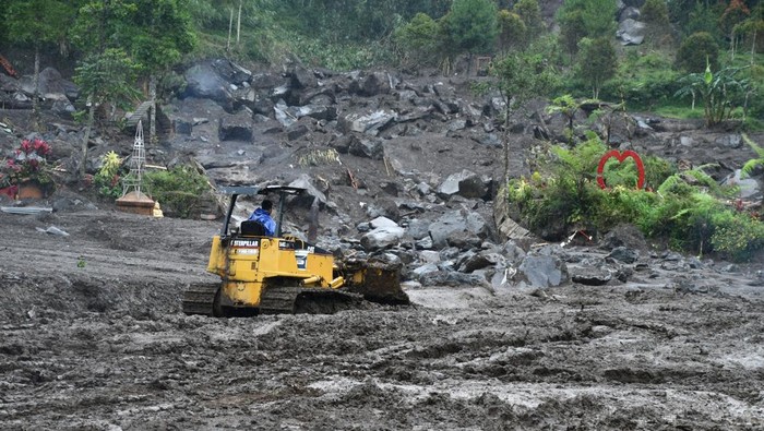 Alat berat yang dikerahkan untuk percepatan pembukaan akses infrastruktur yang rusak usai diterjang banjir bandang di Desa Serang, Kecamatan Karangreja, Kabupaten Purbalingga, Kamis (29/1/2026).