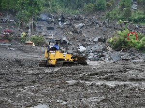 8 Alat Berat Dikerahkan Percepat Pemulihan Infrastruktur Imbas Banjir Bandang