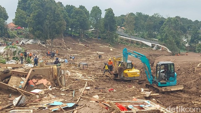 Alat berat diterjunkan dalam operasi pencarian korban longsor Cisarua, Kamis (29/1/2026).