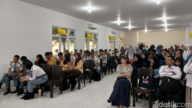 Antusiasme siswa mengerjakan kuis bahasa Inggris. Nurul Hidayah/detiksulsel