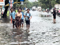 Video Banjir di Depan Halte Taman Kota Jakbar, Lalin Macet