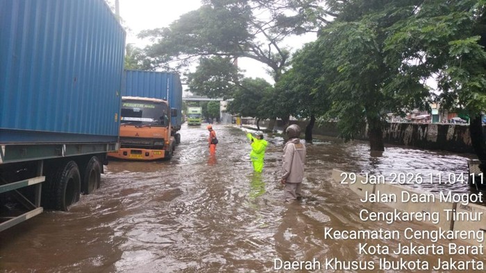 Banjir di Jalan Daan Mogot Jakbar Capai 60 Cm, Motor Tak Bisa Melintas