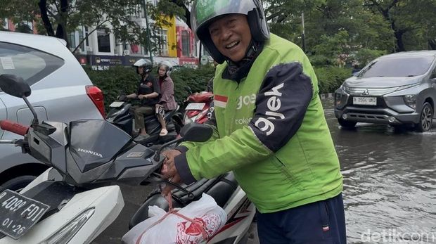 Banjir masih menggenang di Jalan Kelapa Hybrida, Kelapa Gading. Bahkan, ojek online (ojol) yang hendak mengambil pesanan sampai parkir di tengah jalan. (Taufiq/detikcom)
