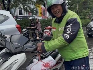 Video Ojol Parkir Motor di Tengah Banjir Kelapa Gading Demi Jemput Pesanan