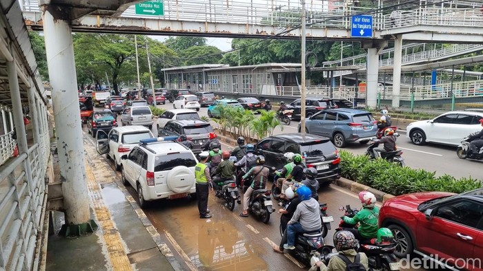 Jalan Letjen Suprapto Jakpus Macet Imbas Banjir, Begini Kondisinya