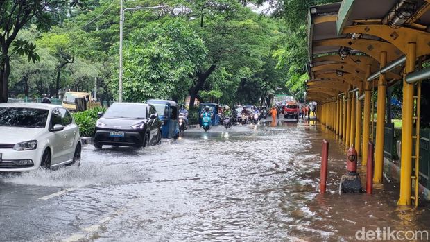 Banjir masih menggenang di Jalan Letjen Suprapto, Cempaka Putih, Jakarta Pusat siang ini. Banjir berada di kedua arah baik ke arah Pasar Senen maupun Pulomas. (Taufiq S/detikcom)