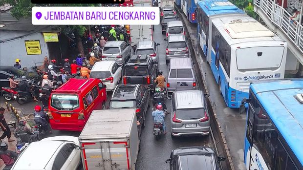Banjir menggenangi sejumlah titik di Jalan Daan Mogot, Jakbar. Banjir memicu kemacetan panjang di jalan penghubung Jakarta dengan wilayah Tangerang itu. (dok Pribadi/Valentina)