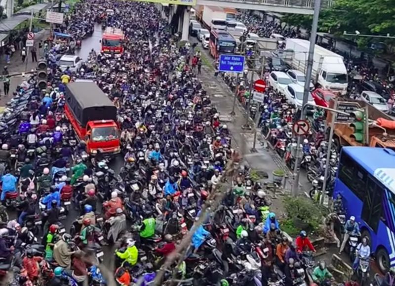 Banjir menggenangi sejumlah titik di Jalan Daan Mogot, Jakbar. Banjir memicu kemacetan panjang di jalan penghubung Jakarta dengan wilayah Tangerang itu. (dok Pribadi/Valentina)