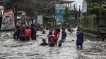 Banjir Parah, Jalan Raya Pisangan Akses Tol Gabus Lumpuh