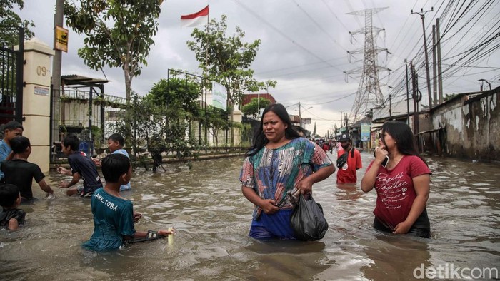 Banjir parah melanda Jalan Raya Pisangan, Kabupaten Bekasi, Jawa Barat, Kamis (29/1/2026), hingga melumpuhkan akses utama menuju Gerbang Tol Gabus. Genangan air setinggi selutut hingga mencapai pinggang orang dewasa menutupi hampir seluruh badan jalan, membuat arus lalu lintas tersendat dan aktivitas warga terganggu.