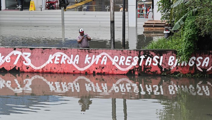 Warga merekam kondisi Kali Mookervaart saat banjir di Kelurahan Kedaung Kali Angke, Cengkareng Jakarta, Kamis (29/1/2026). BPBD DKI Jakarta melaporkan terdapat 20 rukun tetangga (RT) yang terendam banjir dengan ketinggian setengah meter hingga 1,5 meter. ANTARA FOTO/Sulthony Hasanuddin/rwa.