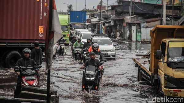 Banjir Rendam Jalan Cakung-Cilincing, Lalu Lintas Tersendat