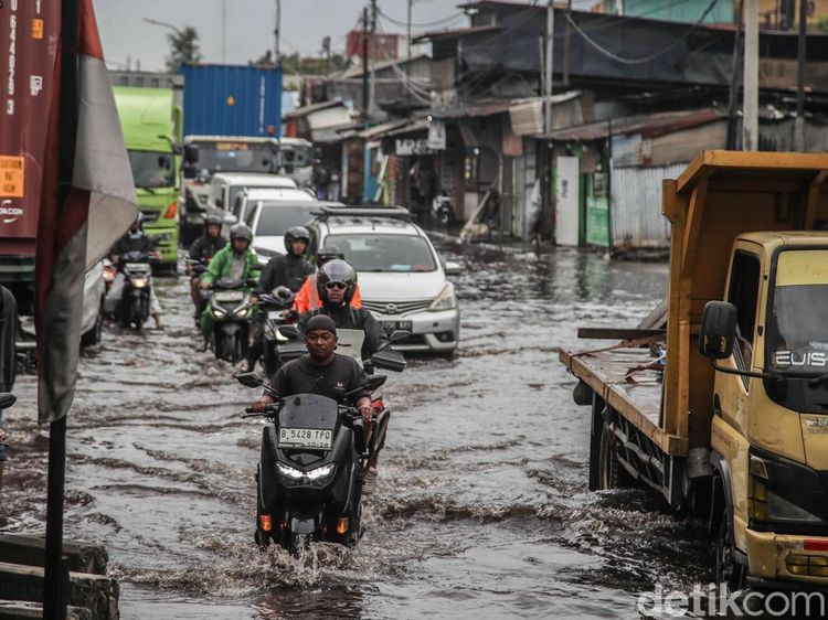 Banjir Rendam Jalan Cakung-Cilincing, Lalu Lintas Tersendat