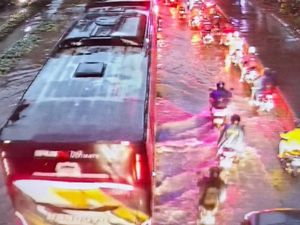 Video: Banjir Rendam Daan Mogot Jakbar, Lalu Lintas Macet